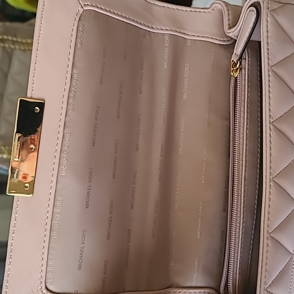 Michael Kors White Quilted Shoulder Bag with Gold Chain - Picture 7 of 11